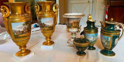 Paire de vases en porcelaine de Paris à décor...