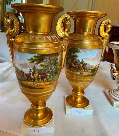 Paire de vases en porcelaine de Paris à décor...