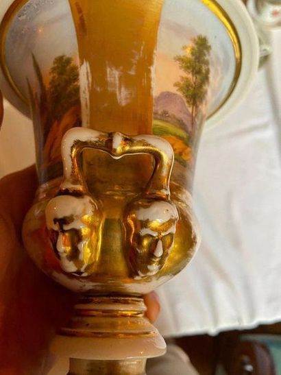 Paire de vases en porcelaine de Paris à décor...