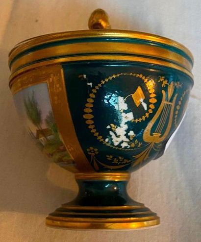 Paire de vases en porcelaine de Paris à décor...