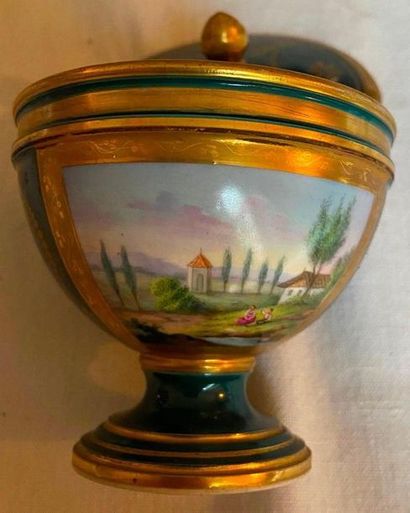 Paire de vases en porcelaine de Paris à décor...