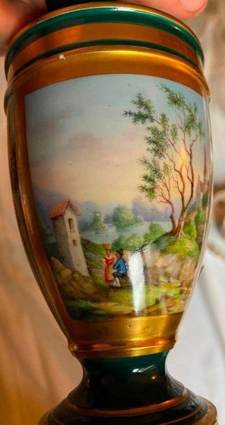 Paire de vases en porcelaine de Paris à décor...
