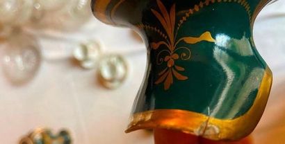 Paire de vases en porcelaine de Paris à décor...
