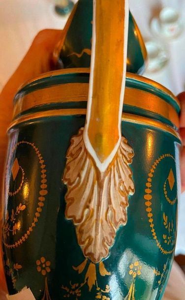 Paire de vases en porcelaine de Paris à décor...