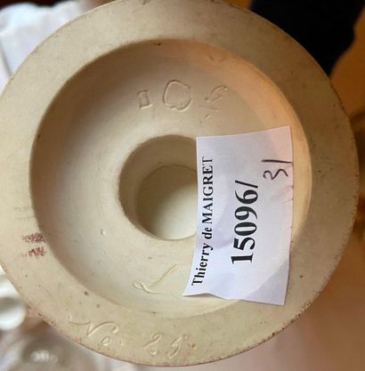 Paire de vases en porcelaine de Paris à décor...