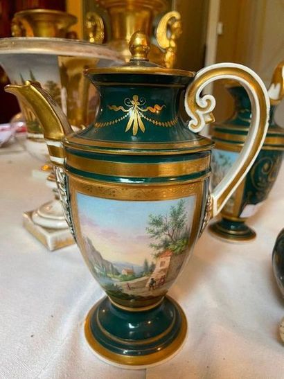 Paire de vases en porcelaine de Paris à décor...