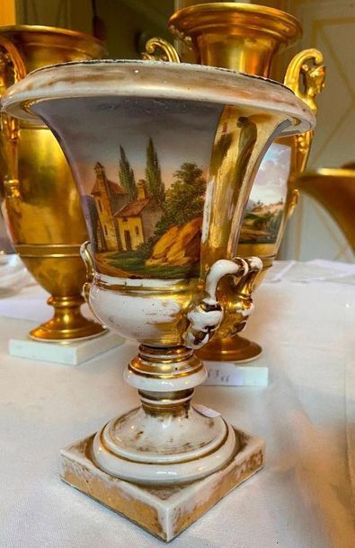 Paire de vases en porcelaine de Paris à décor...
