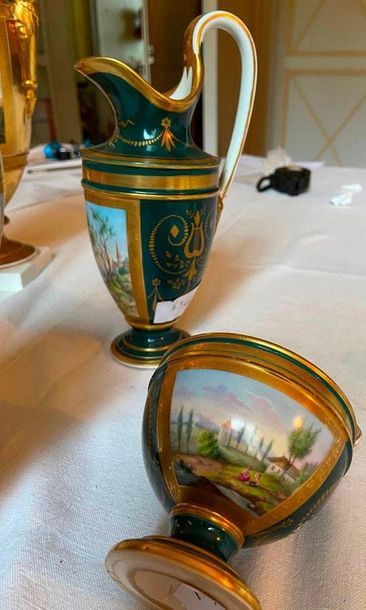 Paire de vases en porcelaine de Paris à décor...