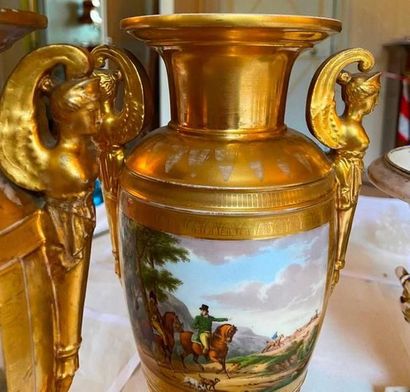 Paire de vases en porcelaine de Paris à décor...