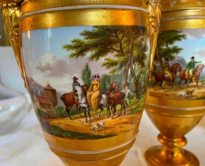 Paire de vases en porcelaine de Paris à décor...
