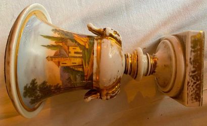 Paire de vases en porcelaine de Paris à décor...