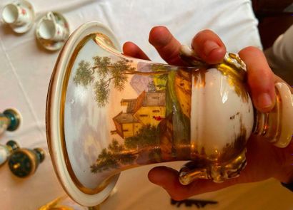 Paire de vases en porcelaine de Paris à décor...