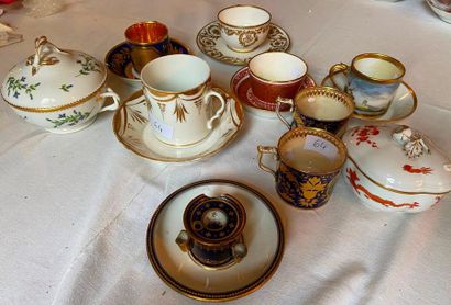 Ensemble important de tasses et sous-tasse,...