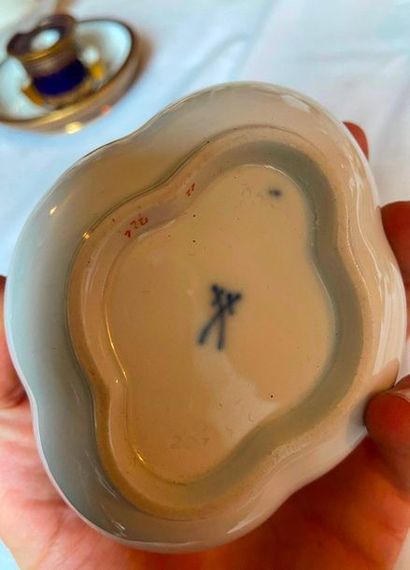 Ensemble important de tasses et sous-tasse,...