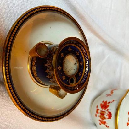 Ensemble important de tasses et sous-tasse,...