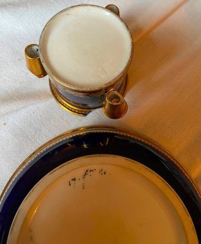 Ensemble important de tasses et sous-tasse,...