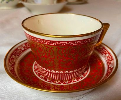 Ensemble important de tasses et sous-tasse,...