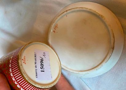 Ensemble important de tasses et sous-tasse,...
