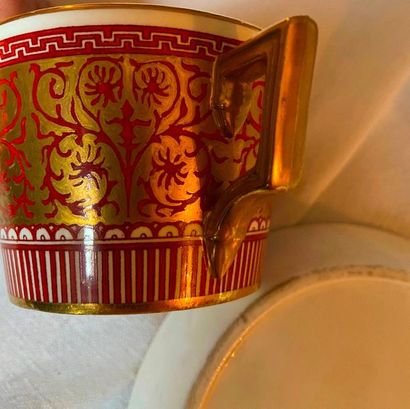 Ensemble important de tasses et sous-tasse,...