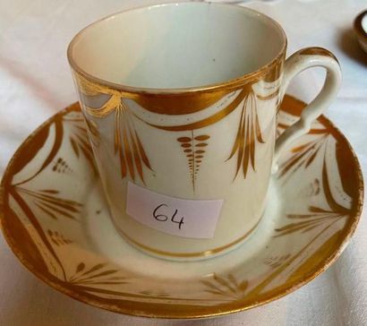 Ensemble important de tasses et sous-tasse,...