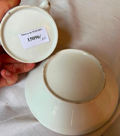 Ensemble important de tasses et sous-tasse,...