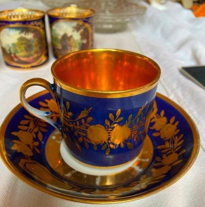 Ensemble important de tasses et sous-tasse,...