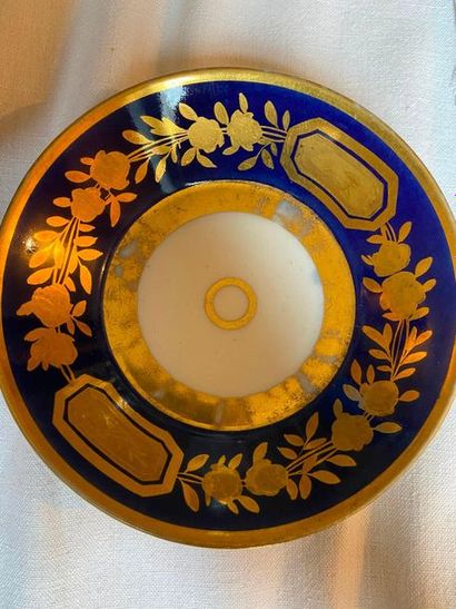 Ensemble important de tasses et sous-tasse,...
