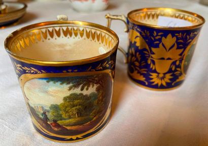 Ensemble important de tasses et sous-tasse,...