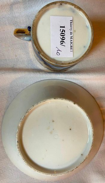 Ensemble important de tasses et sous-tasse,...