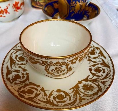 Ensemble important de tasses et sous-tasse,...