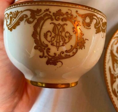 Ensemble important de tasses et sous-tasse,...