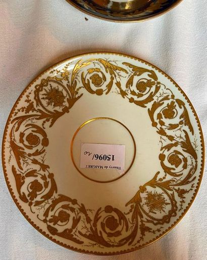 Ensemble important de tasses et sous-tasse,...