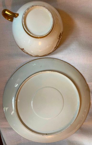 Ensemble important de tasses et sous-tasse,...