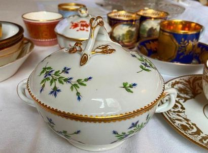 Ensemble important de tasses et sous-tasse,...