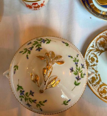 Ensemble important de tasses et sous-tasse,...