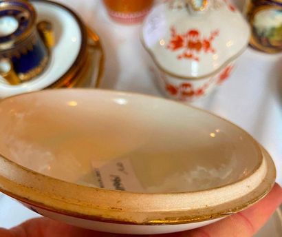 Ensemble important de tasses et sous-tasse,...