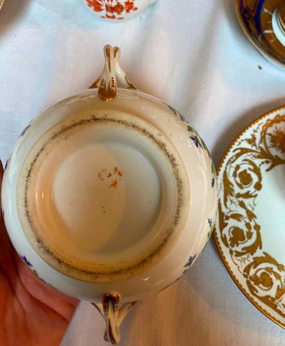 Ensemble important de tasses et sous-tasse,...