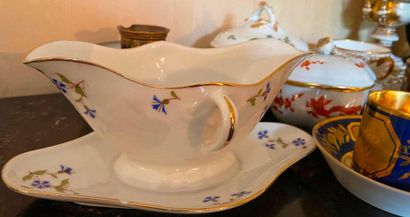 Ensemble important de tasses et sous-tasse,...