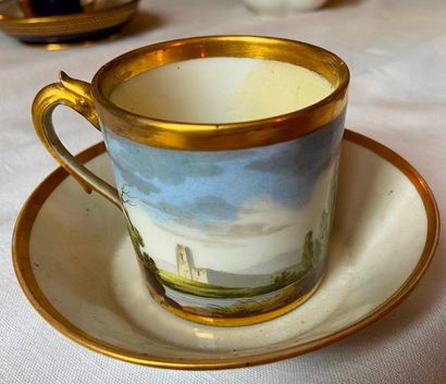 Ensemble important de tasses et sous-tasse,...