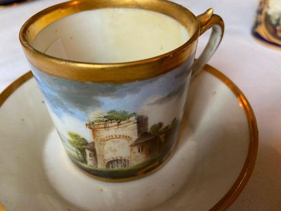 Ensemble important de tasses et sous-tasse,...