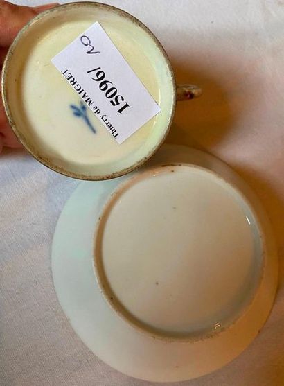 Ensemble important de tasses et sous-tasse,...