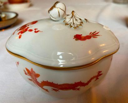 Ensemble important de tasses et sous-tasse,...