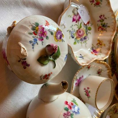 Ensemble en porcelaine comprenant un ensemble...