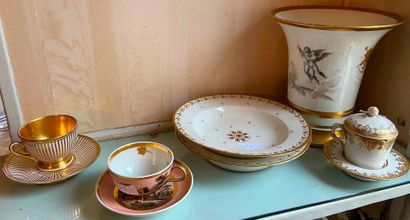 Lot en porcelaine comprenant deux tasses...
