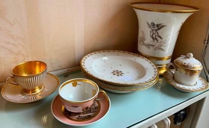 Lot en porcelaine comprenant deux tasses...