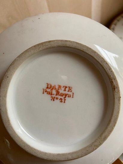 Lot en porcelaine comprenant deux tasses...