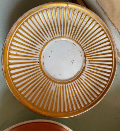 Lot en porcelaine comprenant deux tasses...