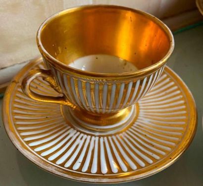 Lot en porcelaine comprenant deux tasses...