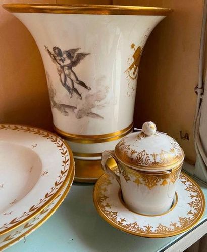 Lot en porcelaine comprenant deux tasses...
