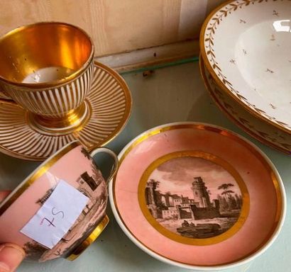 Lot en porcelaine comprenant deux tasses...